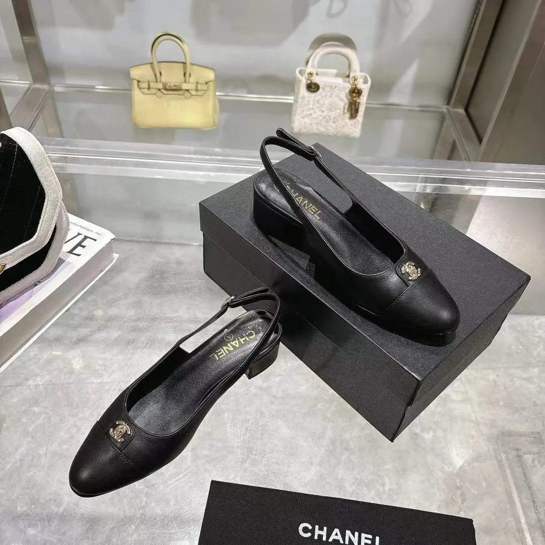 👟👟Ex-factory price 540👟👟 𝐂𝐇𝐀𝐍𝐄𝐋★Xiaoxiang New spring and summer counter new sandals, comfortable and low-heeled, a must-have for work and shopping💋 Show unique dressing style, too beautiful to say, a must-have in summer... Upper: imported sheepskin/Lining: mixed sheepskin Heel height: 3.5cm Outsole: Italian genuine leather outsole Shoe size: 35-39 (40, 41 and 42 are customized and cannot be returned or exchanged)